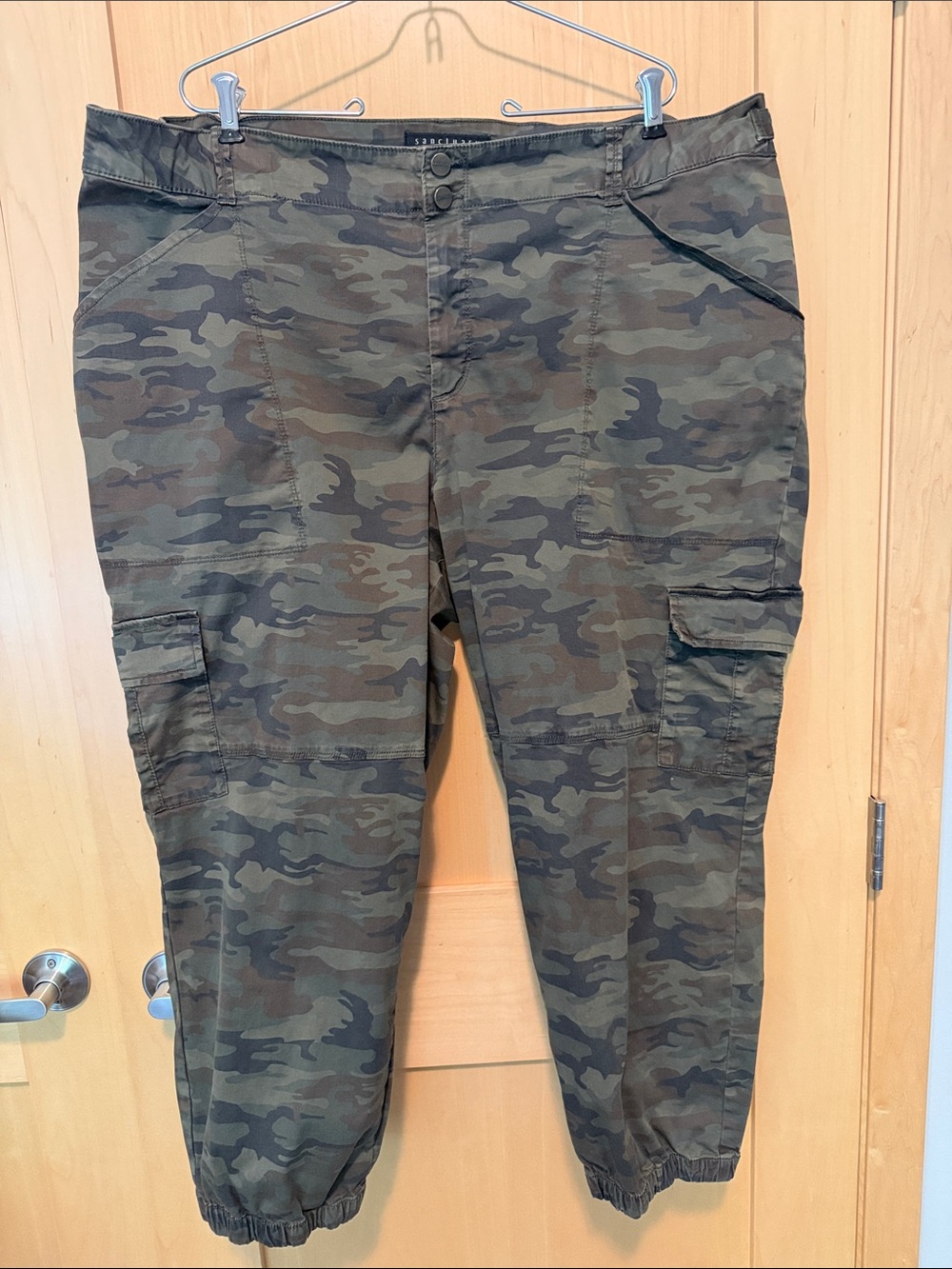 Sanctuary Womenโs Camo Cargo Pants - Olive Green Utility Style